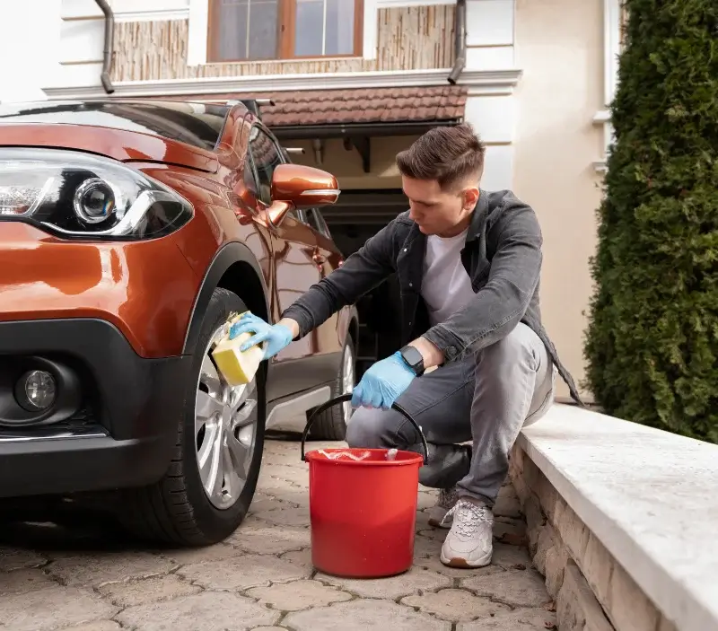 Lavage auto à domicile Campitello : professionnel intervenant sur un véhicule